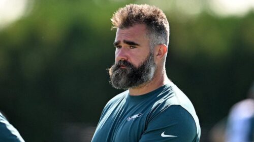 ESPN đang cố gắng sửa thói quen bình luận của Jason Kelce khiến người hâm mộ bóng bầu dục phát điên