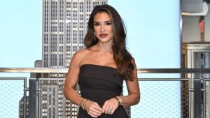 Ảnh gia đình Jessie James Decker đi biển gây trầm trồ, ai nấy đều có múi bụng săn chắc