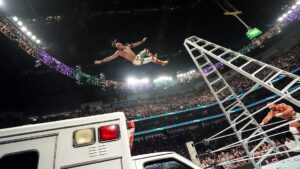 Đô vật WWE Bron Breakker khiến Je’Von Evans lao qua nóc xe cứu thương, Penta thắng trận Money in the Bank