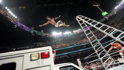 Đô vật WWE Bron Breakker khiến Je’Von Evans lao qua nóc xe cứu thương, Penta thắng trận Money in the Bank
