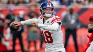 JJ McCarthy Không Đeo Kính Đen, Có Lẽ Vì Ghét Ohio State