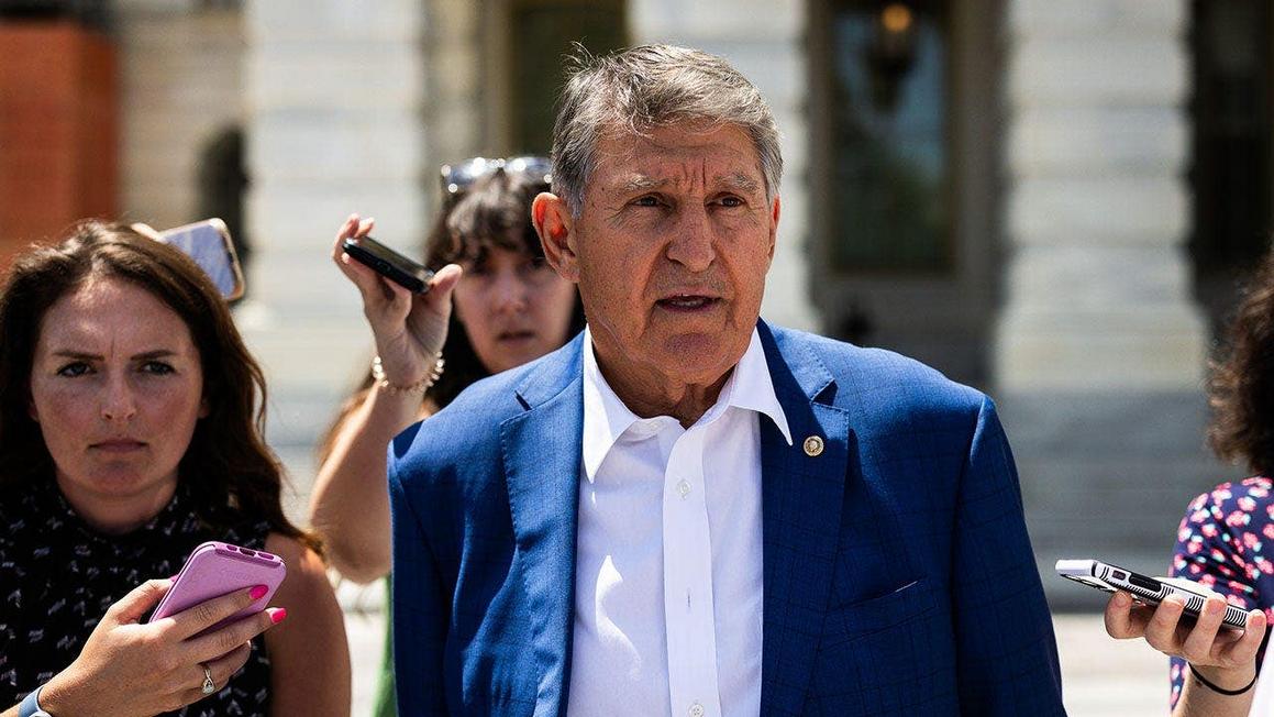 Ông Manchin ủng hộ đối thủ của Đảng Dân chủ, phản đối ông Schumer