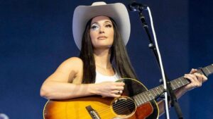 Ca sĩ Kacey Musgraves lên án Columbus là “kẻ tệ hại nhất lịch sử”