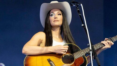 Ca sĩ Kacey Musgraves lên án Columbus là “kẻ tệ hại nhất lịch sử”
