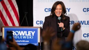 Ông Tiffany cho rằng chuyến thăm của bà Harris cho thấy chiến dịch của ông Crowley đang gặp khó khăn