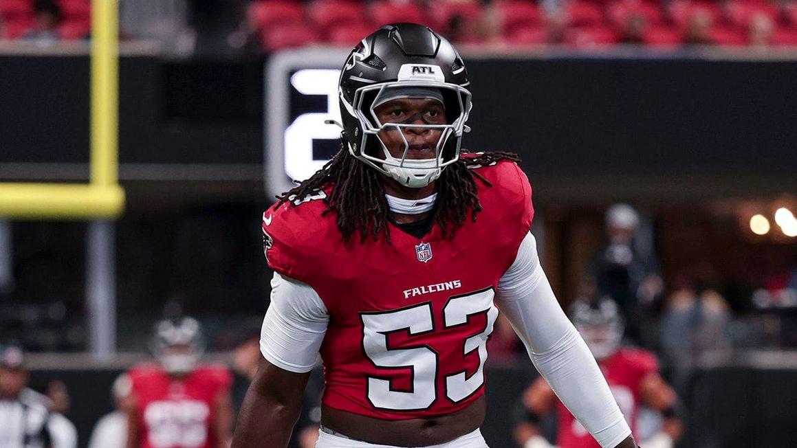 Tân binh Falcons Kendal Daniels bị cáng ra sân sau va chạm đầu gối trong tình huống đáng sợ