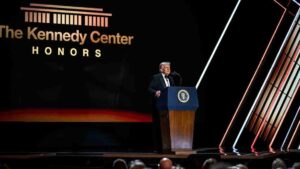 Lễ Vinh Danh Kennedy Center Dời Đến Capital One Arena Giữa Tranh Cãi Về Tên Ông Trump