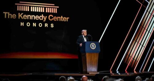 Lễ Vinh Danh Kennedy Center Dời Đến Capital One Arena Giữa Tranh Cãi Về Tên Ông Trump