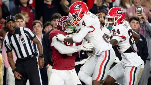 Quyết định thiếu sót của trọng tài phủ bóng lên chiến thắng của Georgia trước Alabama