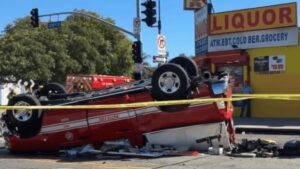 Hai nhân viên Sở Cứu Hỏa Los Angeles nhập viện sau tai nạn ở Nam LA