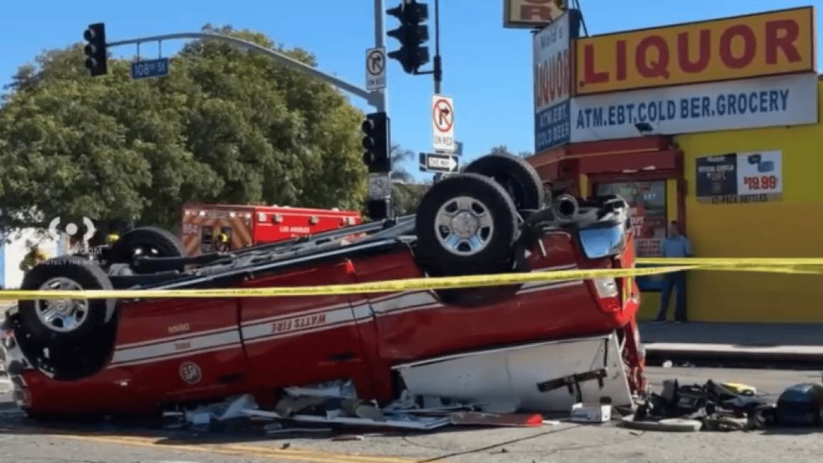 Hai nhân viên Sở Cứu Hỏa Los Angeles nhập viện sau tai nạn ở Nam LA