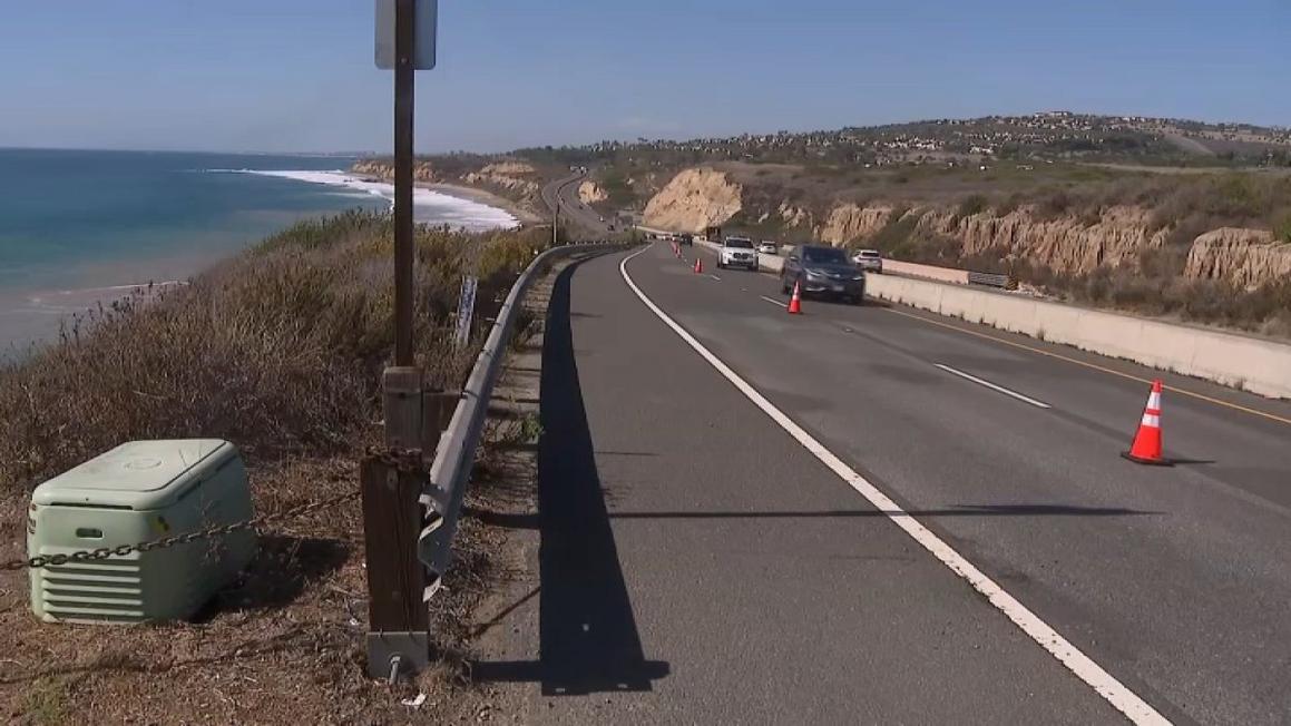 Vết nứt lớn ở vách đá ven biển khiến một làn đường PCH gần Laguna Beach bị đóng