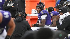 Lamar Jackson bị chấn thương mắt cá chân, nhưng Ravens không lo lắng khi dẫn trước Titans