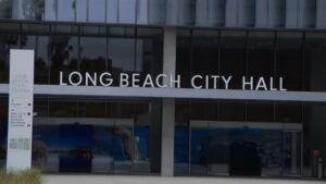 Phế thối gia tăng khi Long Beach xem xét hạn chế phát biểu của công chúng