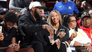 Vợ LeBron James Từ chối nâng cấp vé máy bay cho bạn thân, gây tranh cãi trên mạng