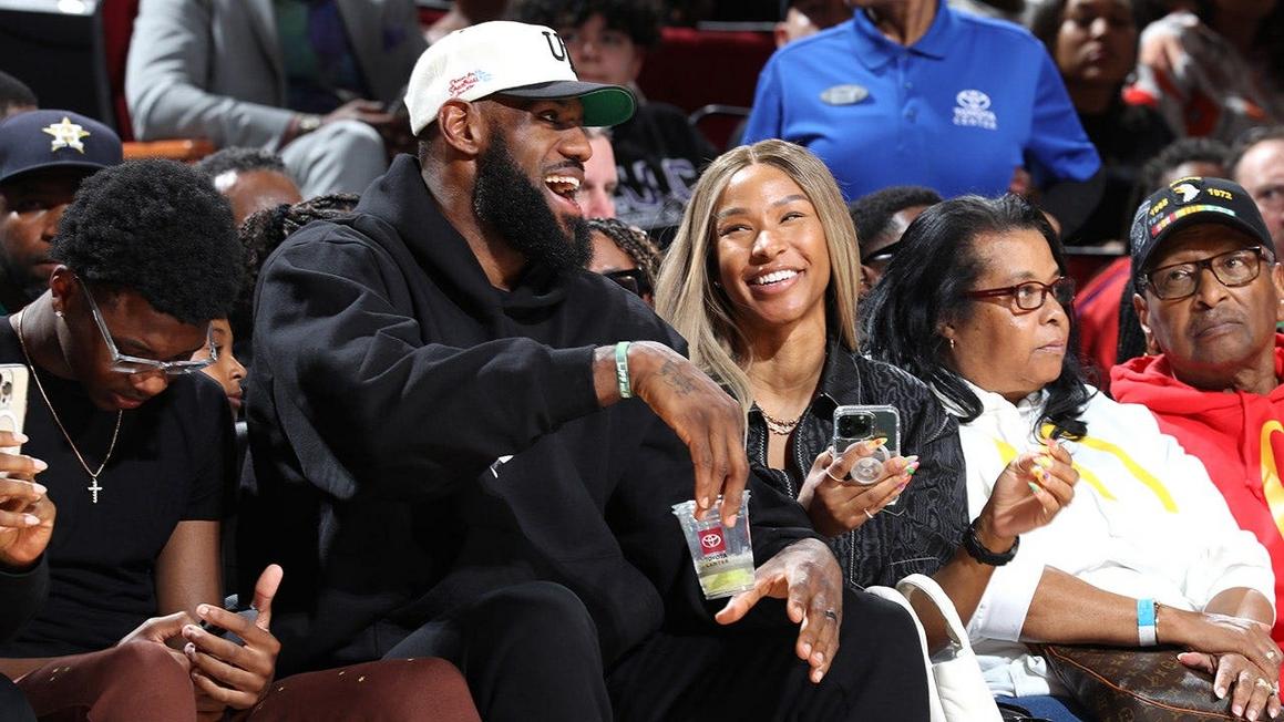 Vợ LeBron James Từ chối nâng cấp vé máy bay cho bạn thân, gây tranh cãi trên mạng