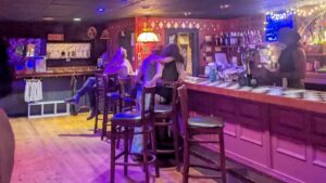 Quán bar Lesbian ở Massachusetts thông báo ‘đóng cửa tạm thời’ sau khi nới lỏng quy định đeo khẩu trang