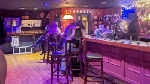Quán bar Lesbian ở Massachusetts thông báo ‘đóng cửa tạm thời’ sau khi nới lỏng quy định đeo khẩu trang