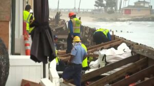 Sơ tán bắt buộc ở Long Beach do sóng lớn