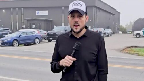 Phóng viên Maine Wire suýt bị xe đâm khi đang tác nghiệp điều tra