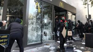 McDonald’s ở Paris bị phá hoại trong các cuộc biểu tình bạo loạn