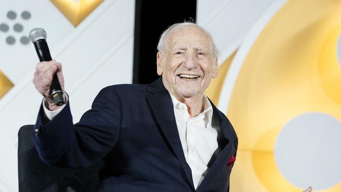 Mel Brooks, 100 tuổi, yêu cầu ê-kíp quay cảnh của ông trước tiên cho &#8216;Spaceballs&#8217;