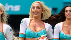 Anh em ruột thi đấu NFL: Chị là hoạt náo viên, anh là cầu thủ