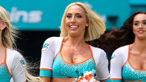 Anh em ruột thi đấu NFL: Chị là hoạt náo viên, anh là cầu thủ