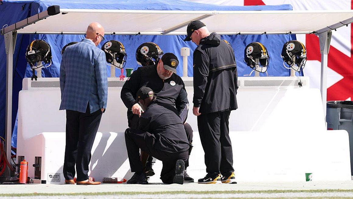 Huấn luyện viên Steelers Mike McCarthy bị thương và nghiêm trọng đến mức không kịp vào phòng thay đồ giữa giờ