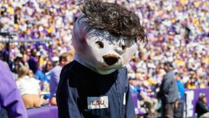 Linh vật ‘Mike the Tiger’ của LSU hóa trang thành Michael Myers, ‘rình rập’ trọng tài