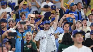 Vé “Thường Niên” Của Milwaukee Brewers 1.000 Đô La Trở Thành “Golden Ticket”