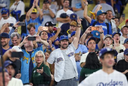Vé “Thường Niên” Của Milwaukee Brewers 1.000 Đô La Trở Thành “Golden Ticket”