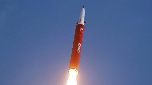 Triều Tiên phóng tên lửa tầm trung, có thể vươn tới Guam