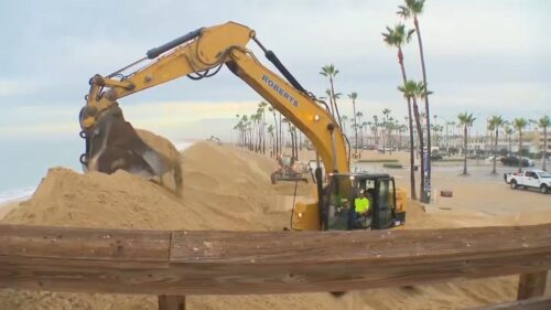 Cầu cảng, bãi biển Newport Beach đóng cửa vô thời hạn do sóng lớn và lũ lụt