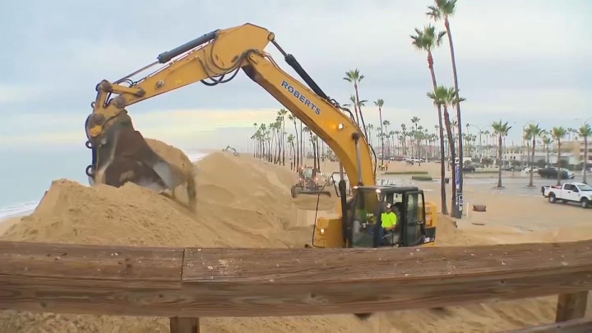 Cầu cảng, bãi biển Newport Beach đóng cửa vô thời hạn do sóng lớn và lũ lụt