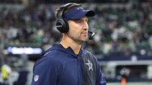 HLV Brian Schottenheimer bảo vệ cuộc họp riêng của cầu thủ bất chấp lời chỉ trích của Mike Tomlin