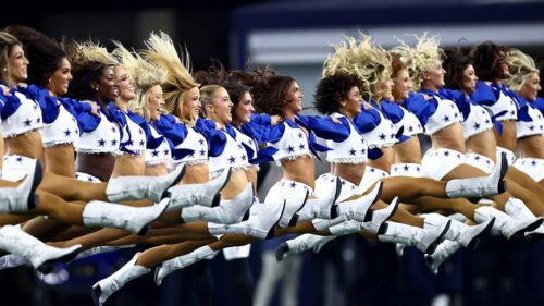 Nữ hoạt náo viên đội Cowboys xem bạn trai thi đấu cho đội Eagles trong trận cầu tâm điểm