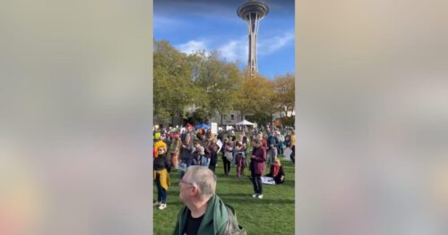 Cuộc biểu tình và Ngày hội Bỏ phiếu ‘Không Vua’ thu hút hàng ngàn người tới Trung tâm Seattle