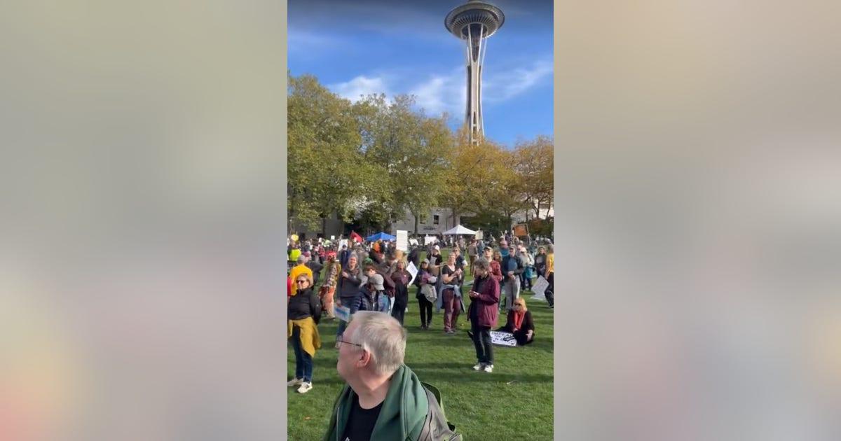 Cuộc biểu tình và Ngày hội Bỏ phiếu &#8216;Không Vua&#8217; thu hút hàng ngàn người tới Trung tâm Seattle