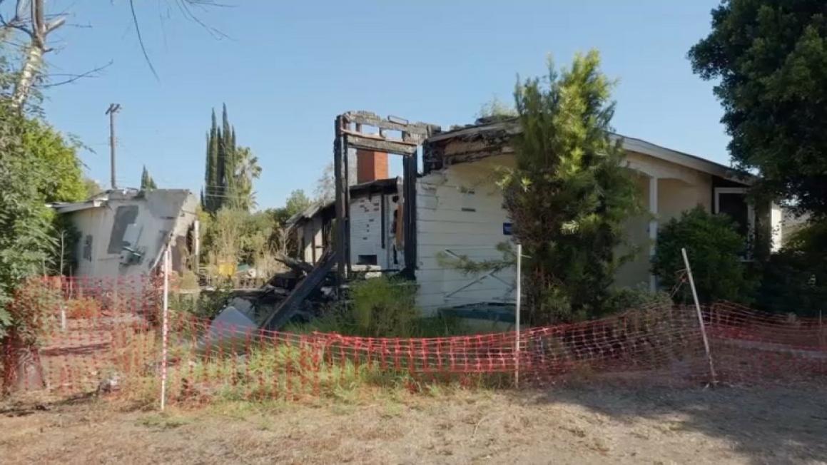 Ngôi nhà bỏ hoang ở Valley Glen bị Ban Đô thị Los Angeles tuyên bố là tài sản gây hại