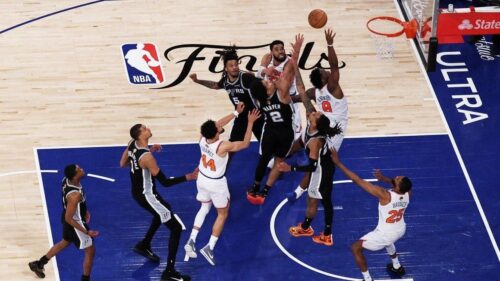Người hâm mộ Knicks tái hiện khoảnh khắc OG Anunoby ghi bàn quyết định trong lễ hội Halloween