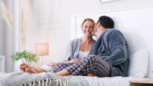 Chuyên gia tiết lộ lý do nam giới trẻ tuổi bị thu hút bởi phụ nữ lớn tuổi