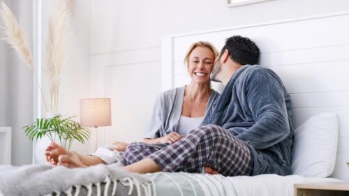 Chuyên gia tiết lộ lý do nam giới trẻ tuổi bị thu hút bởi phụ nữ lớn tuổi