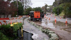Cư dân Pacific Palisades được yêu cầu tiết kiệm nước do rò rỉ van
