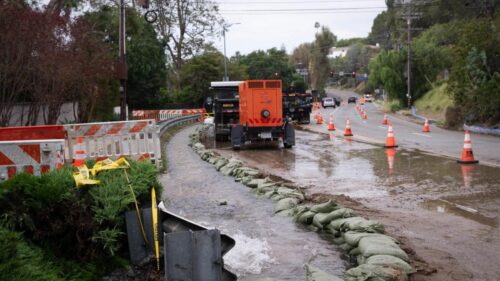Cư dân Pacific Palisades được yêu cầu tiết kiệm nước do rò rỉ van