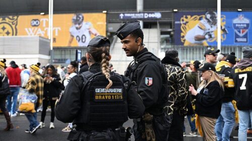 Người hâm mộ NFL vẫn giữ vững tinh thần ở Paris khi Steelers thắng Saints giữa lúc hỗn loạn tại thành phố