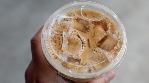 Starbucks đối mặt kiện tụng về hàm lượng đường trong đồ uống ‘không đường’