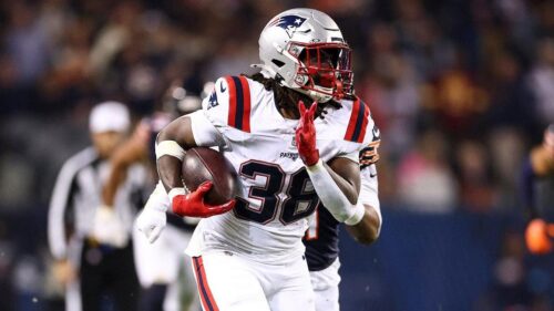 Rhamondre Stevenson thực hiện pha ghi bàn ngoạn mục ở cuối hiệp một, làm Patriots dẫn trước Bears 20-14.