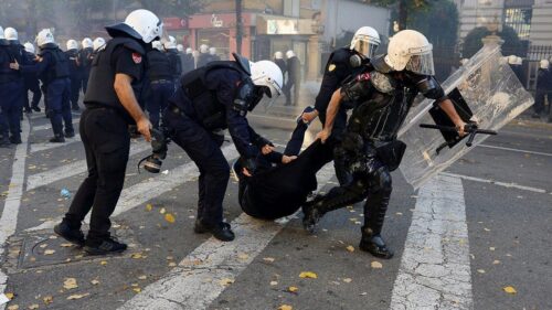 Pháo kích và đụng độ dữ dội ở thủ đô Albania khi các cuộc biểu tình chống chính phủ xã hội chủ nghĩa leo thang