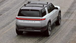Rivian Thu Hồi Xe R2 Vì Lỗi Siết Chặt Gói Pin